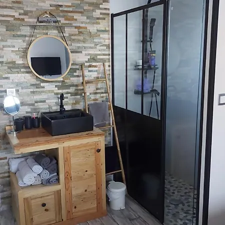 Villa De Baluffe - 3 Bedrooms, Pool, Parking